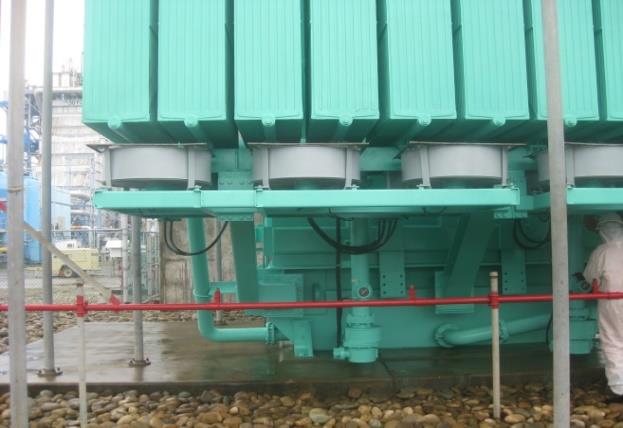 Estructura de ventiladores instalada bajo transformador principal en central de generación eléctrica