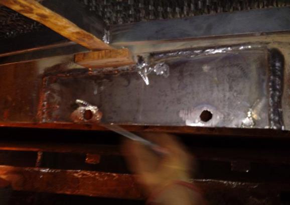 Detalle de reparación metalmecánica en estructura de izaje de turbina