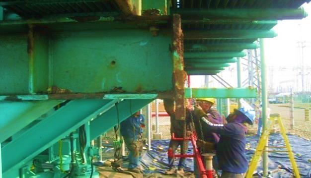 Cuadrilla repara ductos de ventilación de excitadores de turbina