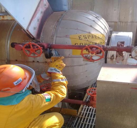 Técnico prepara una conexión para instalar válvulas de aislamiento en un sistema HRSG