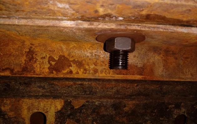 Sustitución y ajuste de tornillería en estructura de izaje de rotor